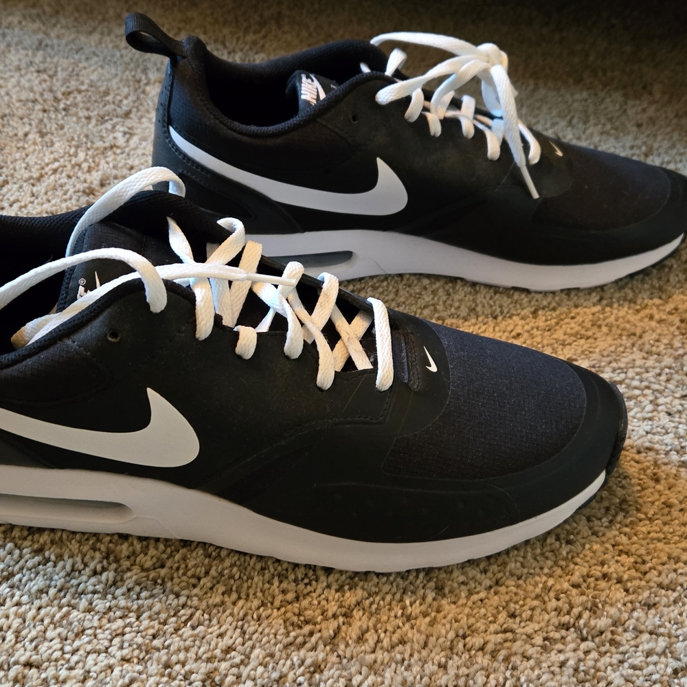 Nike Men's Black and White Sneakers